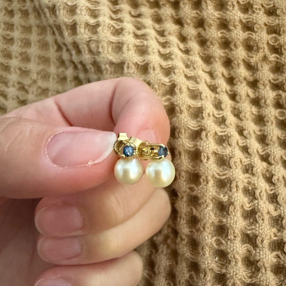 Elegant 14K gold and Sapphire Earrings